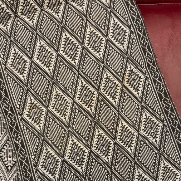 Intricate Patterned Table Runners - Picture 4 of 6